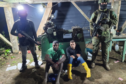 Los falsificadores fueron capturados con evidencias.