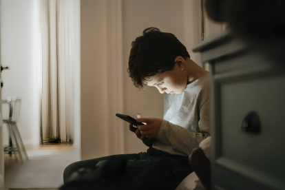 Los niños tienden a viciarse en los teléfonos móviles.