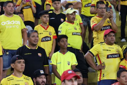 Hay angustia en la hinchada de Barcelona, su equipo no está en nada.