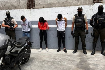 En total, tres personas fueron detenidas para investigaciones tras el robo a una ciudadana, en el norte de Quito.