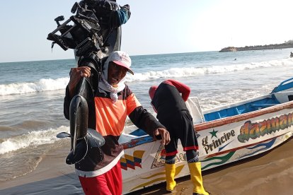 Ricardo Pacheco es uno de los forzudos de Playas. Sin mucha dificultad, carga sobre sus hombros un motor de aproximadamente 121 kilos.