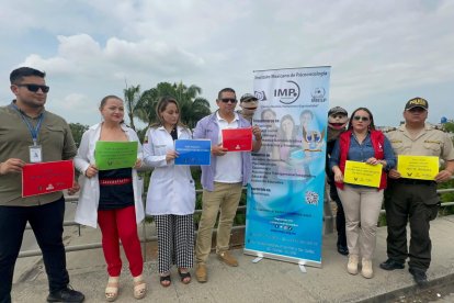 El taller culminó con la colocación de adhesivos con palabras de aliento en el puente de la Unidad Nacional, donde en el pasado han ocurrido intentos de suicidio.