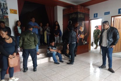 Familiares del teniente Político de Curaray en el Teatro El Dorado en Shell durante las explicaciones que daba el comandante de la brigada.