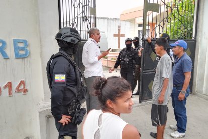 Este sábado, familiares de los difuntos fueron a la morgue del cantón Daule a retirar los cadáveres.