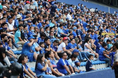 Hinchas de Emelec esperan triunfo en el Capwell.