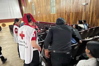 Familiares continúan a la espera de la extracción de los cuerpos.