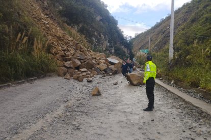 La vía Cuenca- Gualaceo- Plan de Milagro está cerrada en el sector de San Francisco.