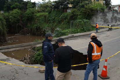 Colapso en un tramo de la calle de Llano Chico.