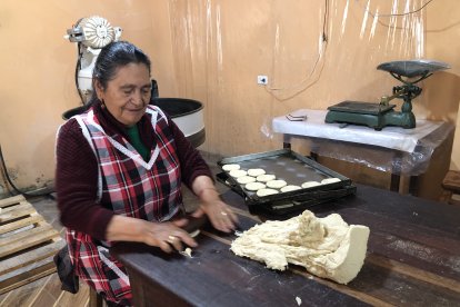 La elaboración del producto lo hace todos los días, desde muy temprano.