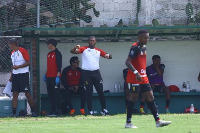 Antonio Valencia vivió con intensidad su primer juego como entrenador.