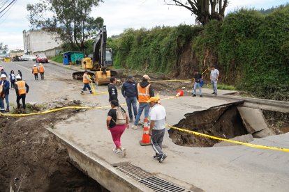 El relleno sanitario, así como la alcantarilla, cedieron ante la presión del agua de lluvia y los escombros de la quebrada.