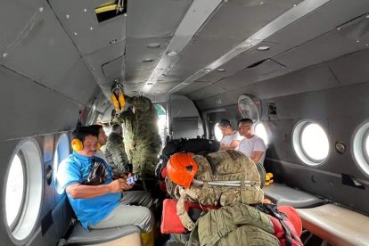 Rigoberto Reyes se embarcó para ir a buscar los restos de su hijo Erick.