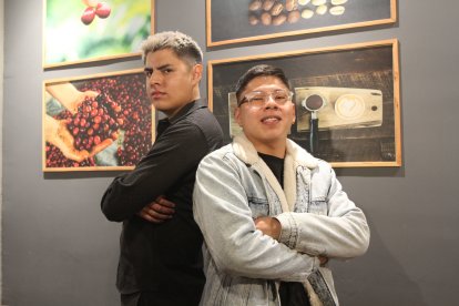 Marcos Rosero (derecha) ha hecho promoción del tema junto a Kike Jav.