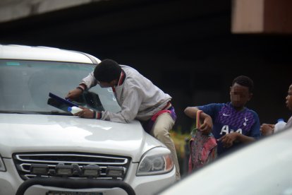 En la avenida Plaza Dañin se ha vuelto común ver a los limpiaparabrisas en grupo. Generalmente son niños.