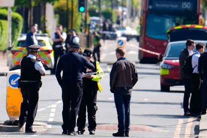Policías e investigadores en la escena del crimen