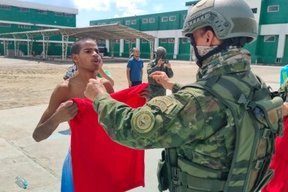 Militares entregaron prendas de vestir a reclusos en Esmeraldas.