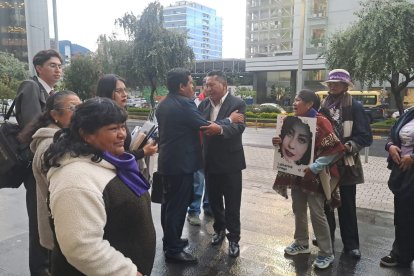 Los padres de la víctima agradecen al abogado que los ayudó durante el proceso judicial.