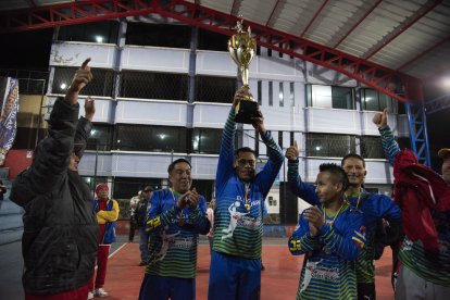 El festejo de Palo Negro (c) y los hermanos Freddy y Jorge Santillán tras ganar el título.