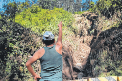 José Pillajo muestra cómo quedó una parte de la zona afectada en Santa Teresita.