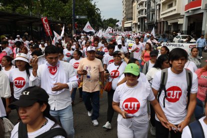 La marcha inició en la calle Eloy Alfaro, en el centro de la ciudad y avanzó por la avenida Malecón.