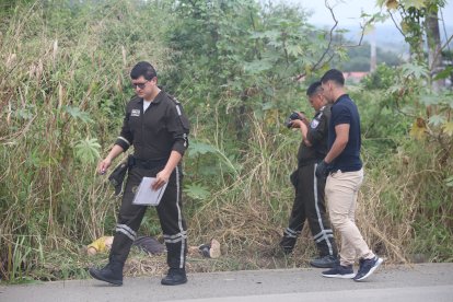 El cuerpo fue abandonado entre matorrales.