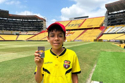 Lo que veía de lejos, ahora estaba a sus pies: Carlos Aldás en la cancha del Monumental, con su carné de socio.