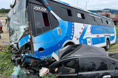Una maniobra provocó el percance entre un bus y el automóvil.