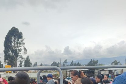 En las afueras del penal también realizan plantones para exigir que les den alimento a los reos.