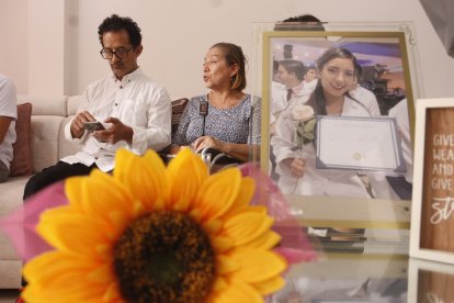 La familia Sacoto Calero mantenía algunos girasoles y una foto de Valeria en su sala.