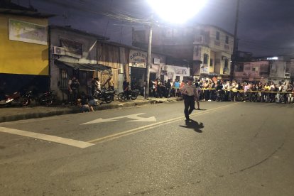 El hombre estaba arreglando su motocicleta y lo mataron.