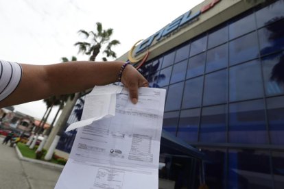 Referencial. La gente reclama aumento en el valor de las planillas de luz.