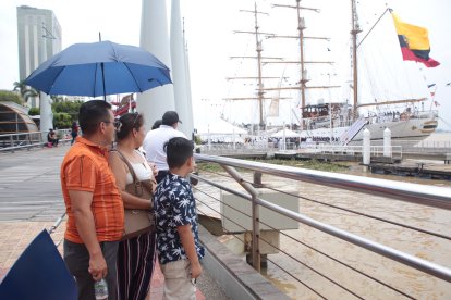 La embarcación zarpó desde el muelle del Yacht Club Naval, en el malecón Simón Bolívar.