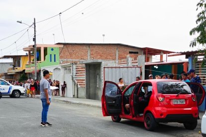 Los agentes policiales hicieron pericias e inspecciones en el sitio del ataque.