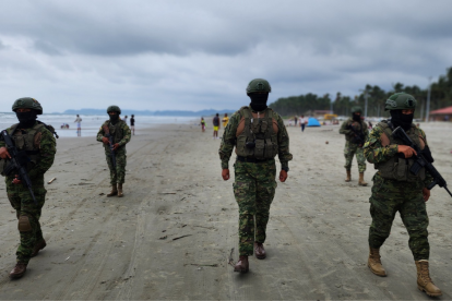 Militares resguardan las playas de Esmeraldas.