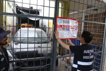 Los bomberos y el Municipio de Guayaquil colocaron sellos en los negocios clausurados