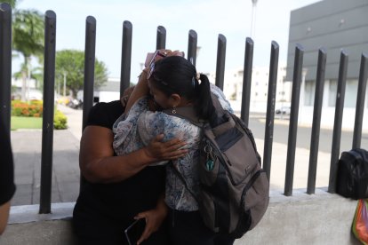 Fuere del Laoratorio de Criminalística de Guayaquil se vivieron escenas de dolor