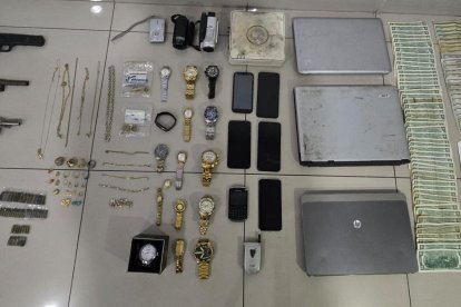 Las evidencias halladas en la caja fuerte.