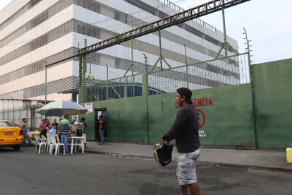 Las afueras del Abel Gilbert de Guayaquil, este 3 de mayo.