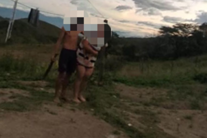 El sujeto reteniendo a su familia.