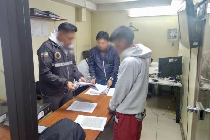 El sospechoso fue procesado por los delitos de violación y tráfico de sustancias sujetas a fiscalización.