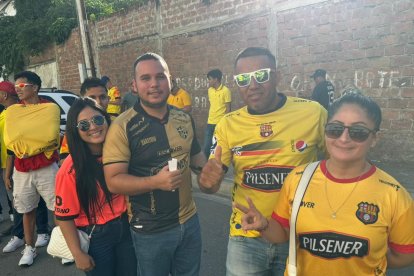 Hinchas de Barcelona en Manta este 4 de mayo.