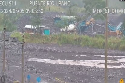 Momentos en que el agua del río inundaba la zona de acceso a Macas.