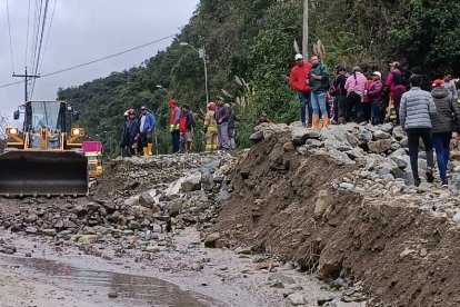 Viajeros se quedaron varados entre dos de los deslizamientos y completaron su ruta a pie.