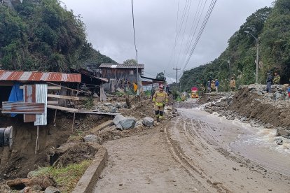 Los trabajos para habilitar la vía Cuenca-Molleturo-El Empalme continúan.