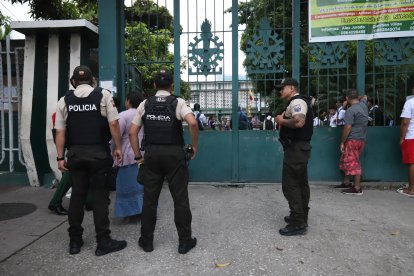 Agentes de Policía custodiaron varias escuelas en Guayaquil en el regreso a clases.