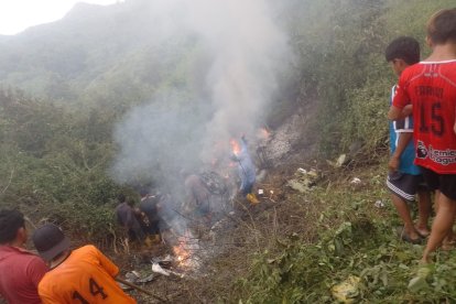 El helicóptero habría caído en el sector La Frutilla y se incendió inmediatamente.