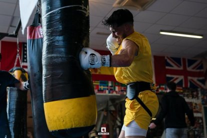 Antonio Burrel es boxeador profesional  nacido en España.
