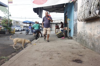 La víctima fue baleada cerca de la esquina de la zona y se desplomó.