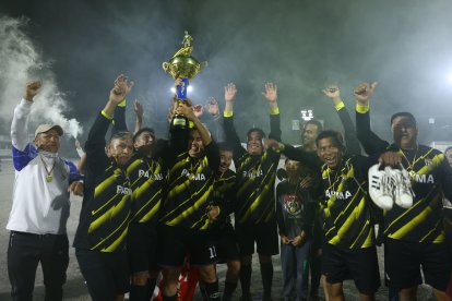 El festejo de Parma tras coronarse campeones en la Liga Barrial Guápulo.