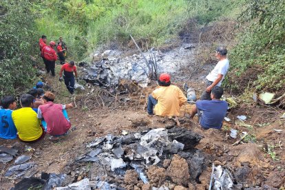 Cuando llegaron los rescatistas al sitio del accidente encontraron solo los escombros de la nave.